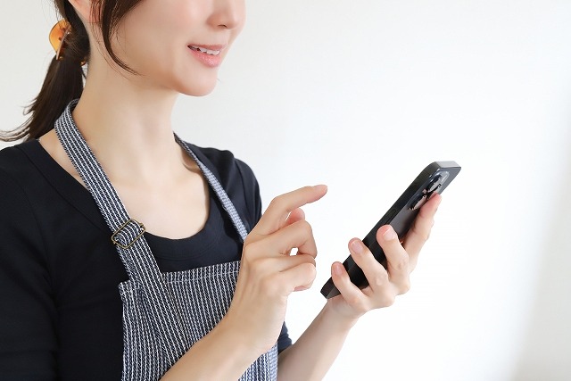 スマホを扱う主婦