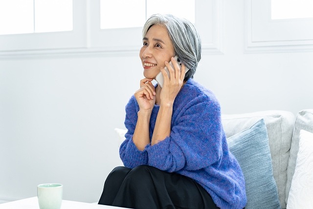 スマホで電話する高齢女性